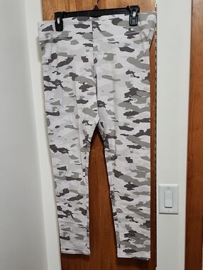 NWOT Mixit Size L Camouflage Leggings